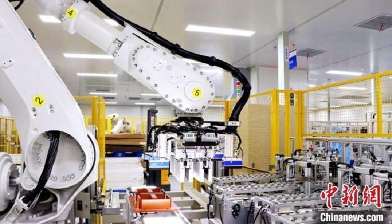 圖為資料圖，海辰儲(chǔ)能自動(dòng)分檔打包機(jī)器人。?曾欣平供圖